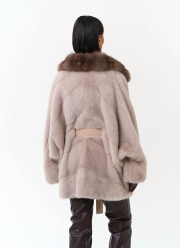 Женская шуба из меха норки с воротником из меха куницы фото
