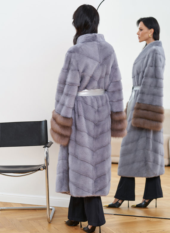 Женская шуба из меха норки с отделкой из меха куницы