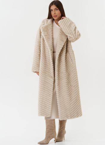 Длинное пальто из эко меха