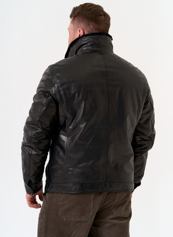 Куртка из натуральной кожи черного цвета