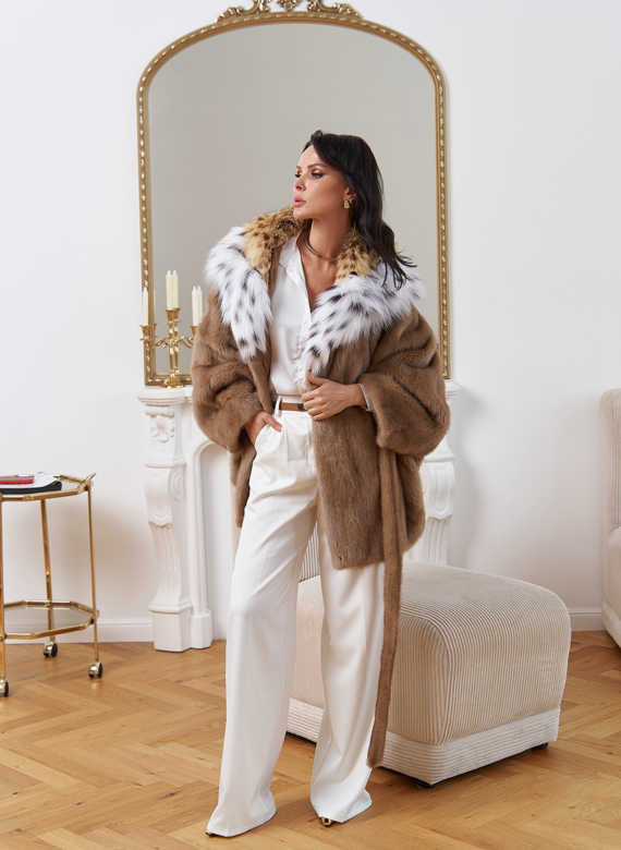 Женская шуба из меха норки с капюшоном 