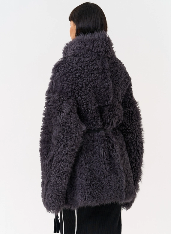 Женская двухсторонняя дубленка с декоративным поясом