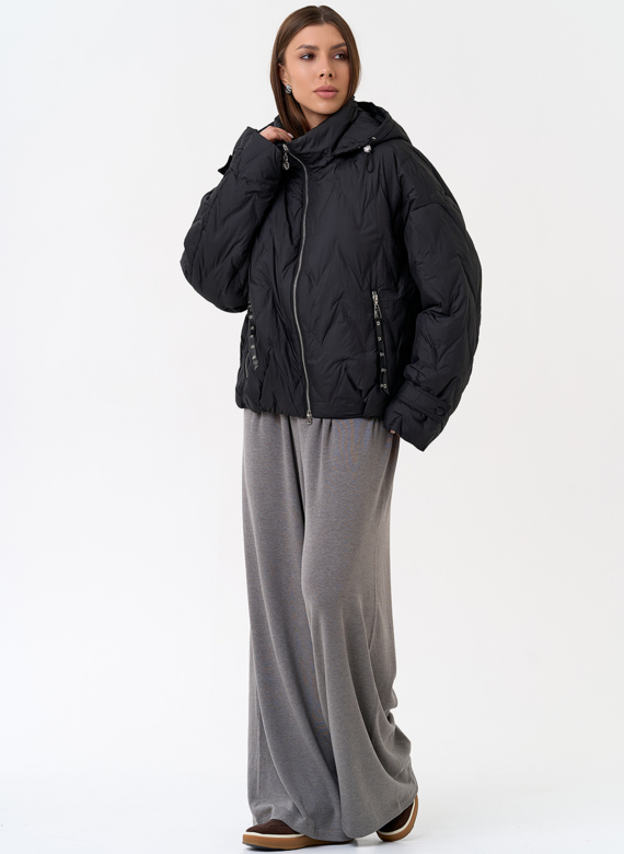 Женская куртка с капюшоном в черном цвете