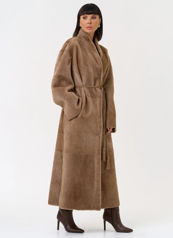 Двухсторонняя женская дубленка с декоративным поясом