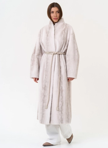 Светлое пальто из эко меха с поясом