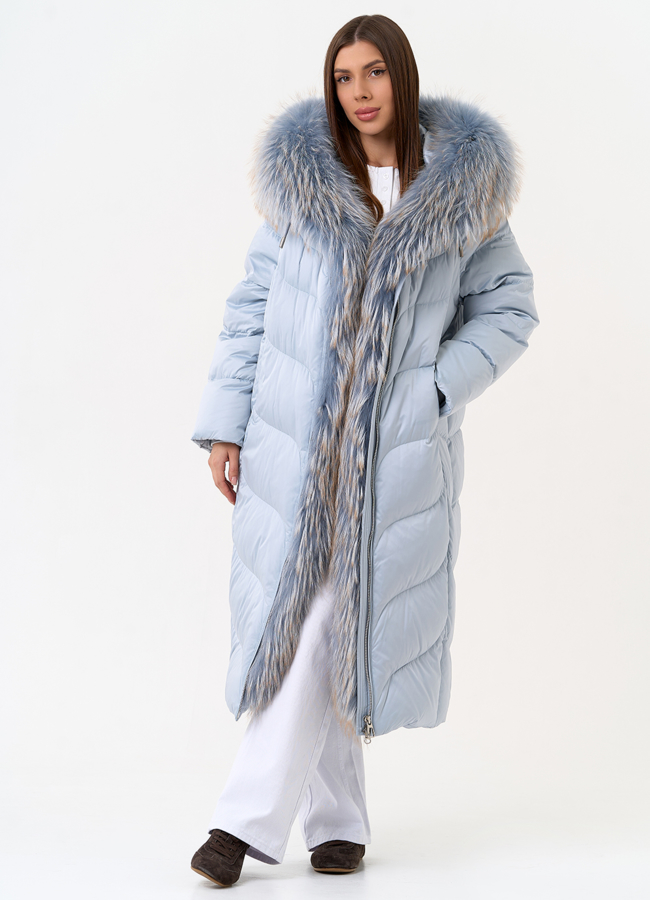 Женский пуховик голубого цвета с отделкой из меха лисы модель № 31696 меха малина