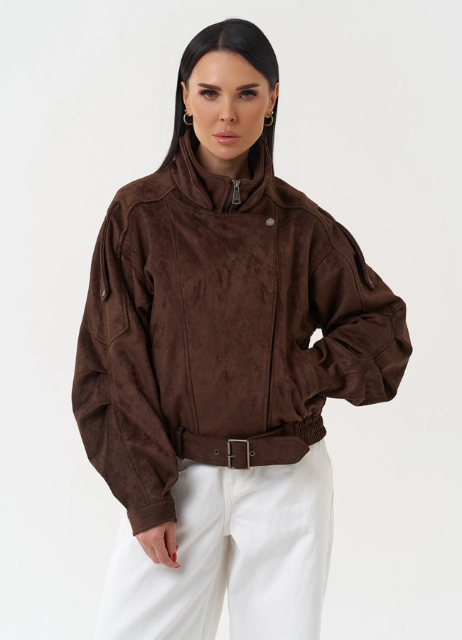 Женская куртка бомбер из эко замши коричневого цвета модель № 30446 меха малина