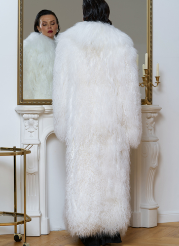 Длинная шуба белого цвета из меха ламы