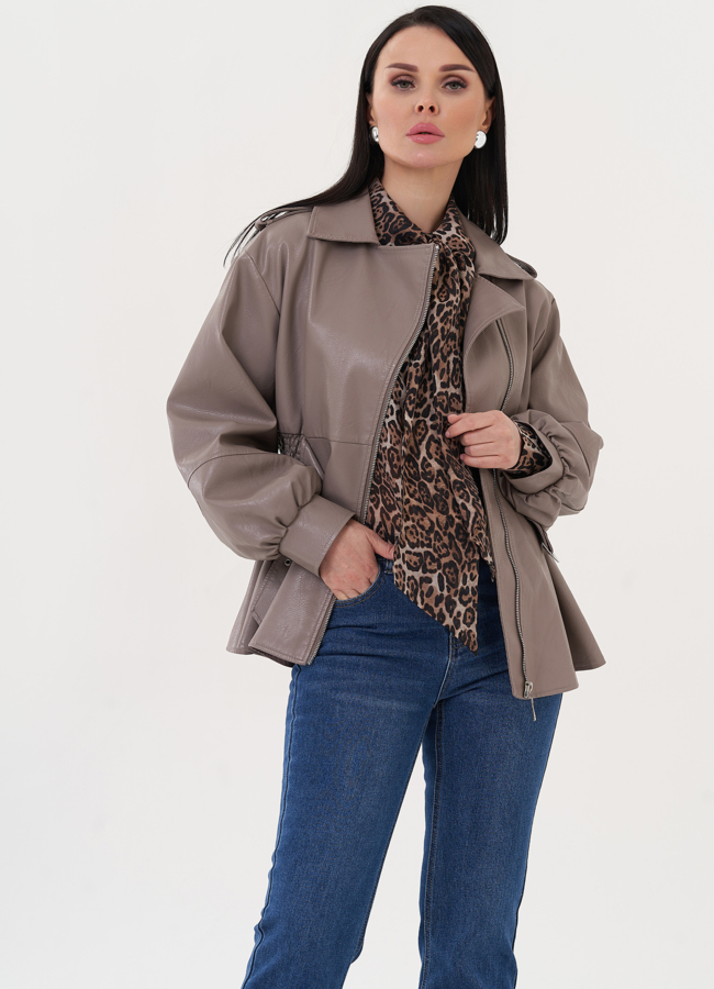 Куртка-косуха из эко кожи бежевого цвета модель № 26969 в рассрочку